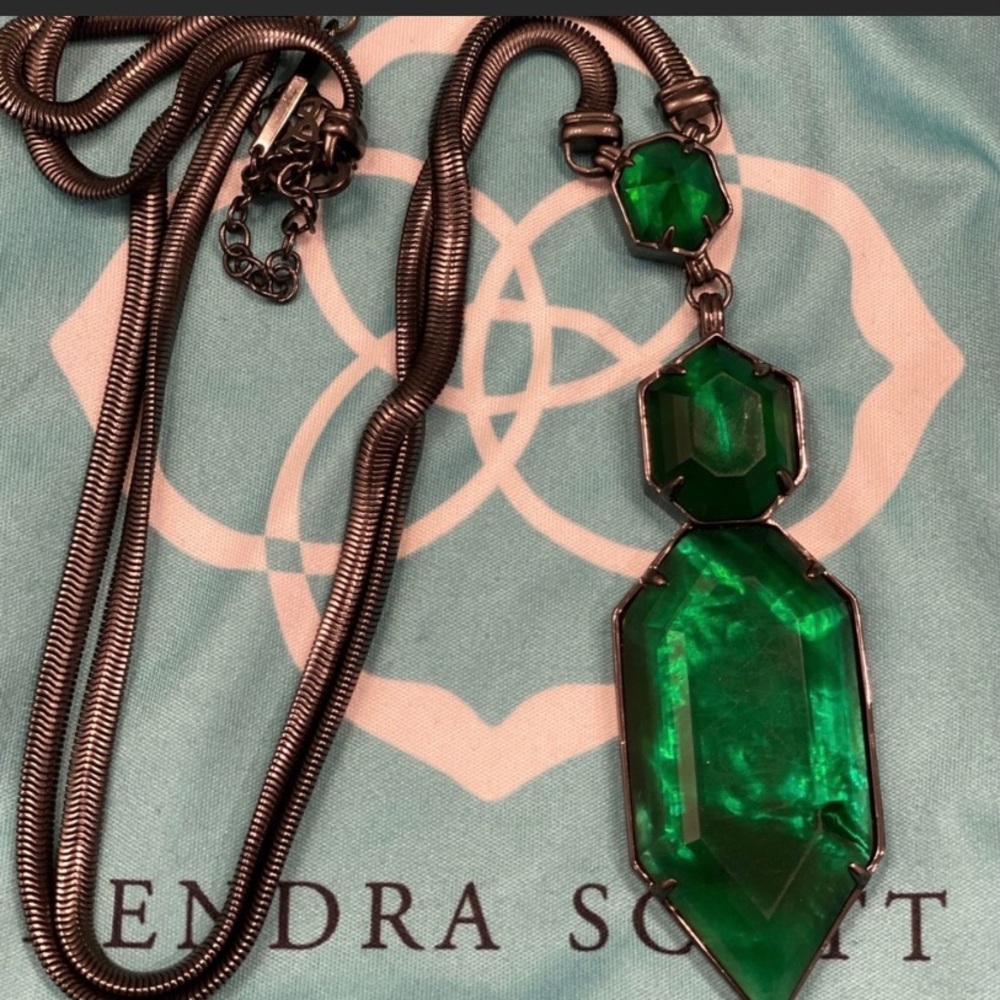 ISO KENDRA SCOTT WYATT NECKLACE GREEN STONE AND GUNMETAL